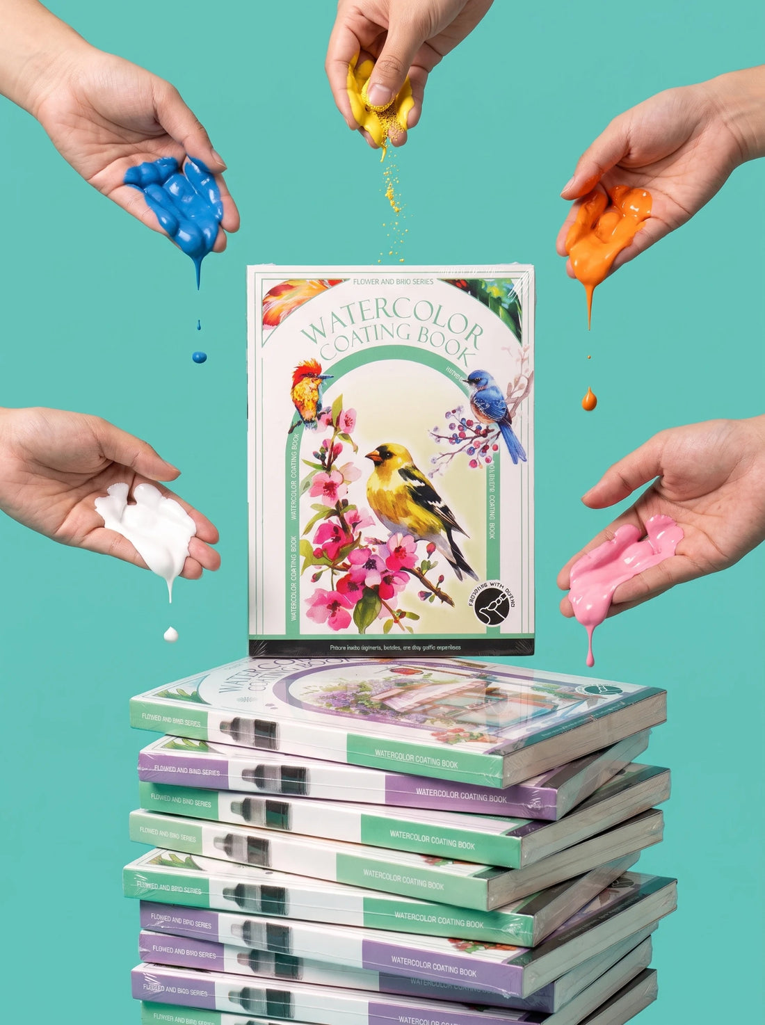 Cuadernos de acuarela apilados rodeados de manos con pintura de colores